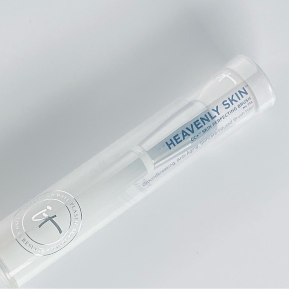 it Cosmetics Heavenly Skin Make-Up Brush - Picture 4 of 5